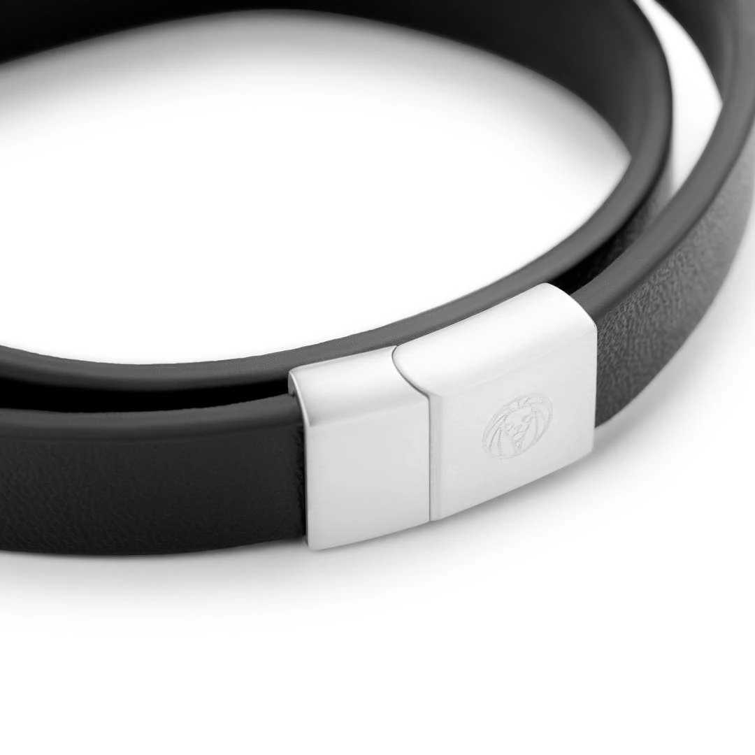 Lucleon Nomen | Bracelet En Cuir Noir Avec Plaque D'identité En Métal Argenté 6 Lucleon Nomen | Bracelet En Cuir Noir Avec Plaque D'identité En Métal Argenté – Image 4