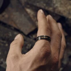 Lucleon Fortis | Bague En Acier Damas Et Titane De Couleur Or Rose à Double Liseré Noir - 7 Mm -Bijouterie Soldes Boutique 1x1 dsc2151 25964