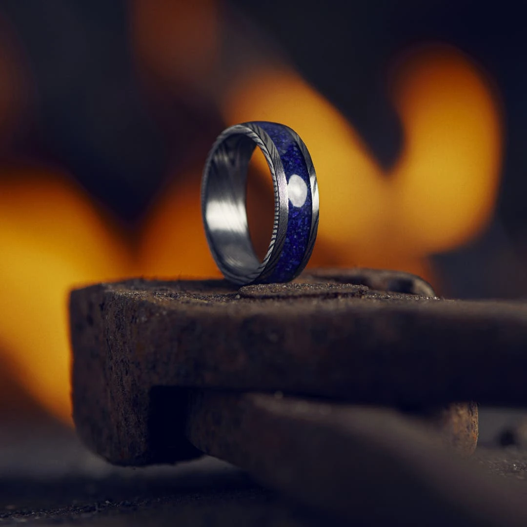 Lucleon Fortis | Bague En Acier Damas Gris Gunmetal Et Argent Avec Incrustation En Lapis-lazuli - 7 Mm 4 Lucleon Fortis | Bague En Acier Damas Gris Gunmetal Et Argent Avec Incrustation En Lapis-lazuli - 7 Mm – Image 2