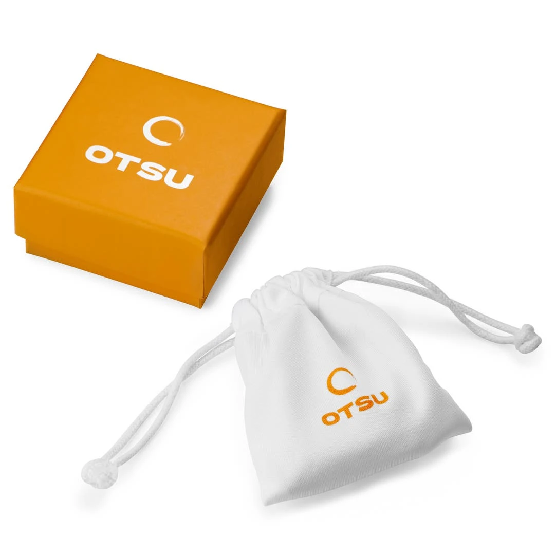 Otsu Fahrenheit | Boucle D'oreille Avec L'initiale G En Acier Doré 8 Otsu Fahrenheit | Boucle D'oreille Avec L'initiale G En Acier Doré – Image 6