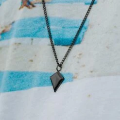 Lucleon Collier En Cuir Marron à Pendentif Triangulaire Noir -Bijouterie Soldes Boutique black triangle steel necklace 1