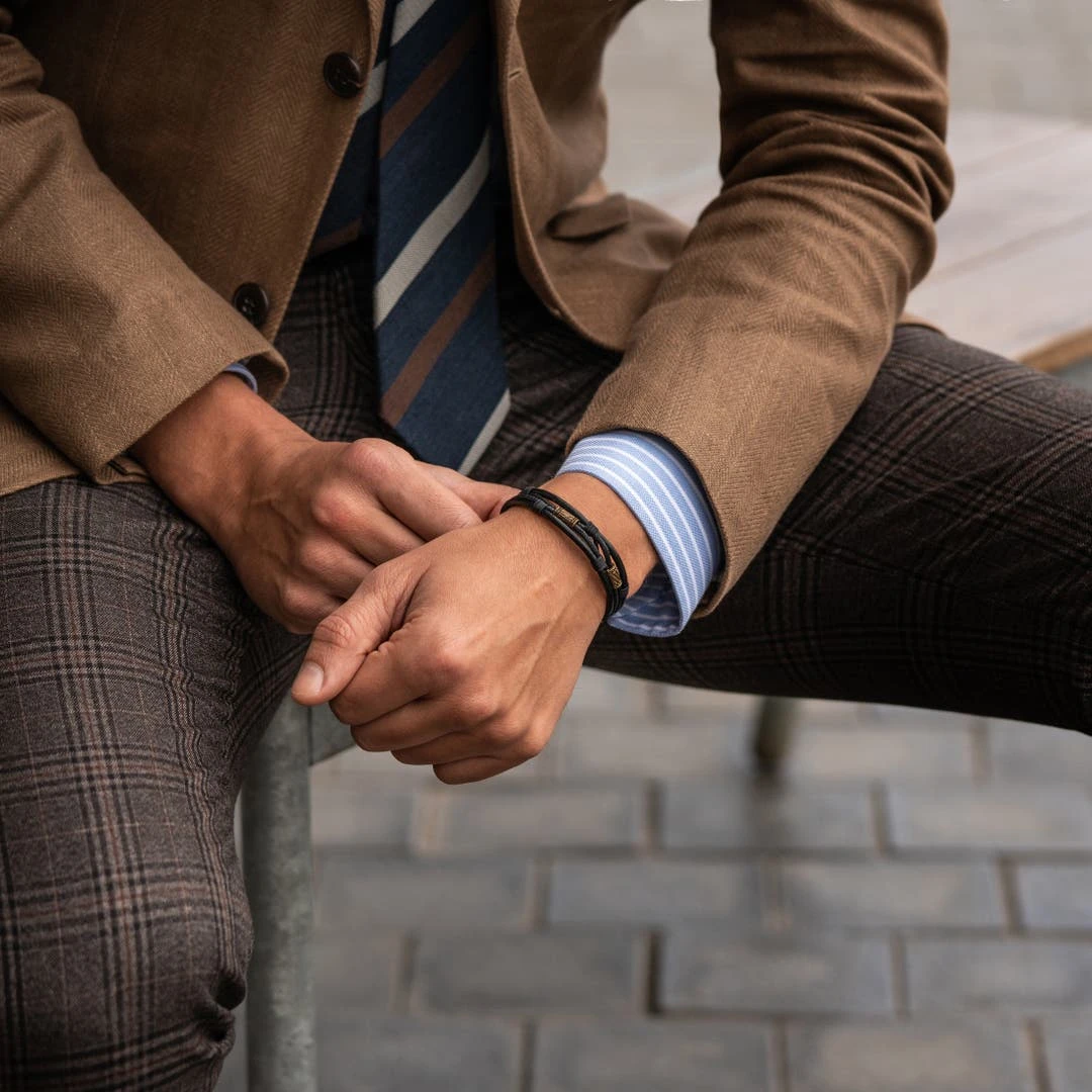 Lucleon Bracelet En Cordons De Cuir Noir Et En Acier Noir Et Or Icon 6 Lucleon Bracelet En Cordons De Cuir Noir Et En Acier Noir Et Or Icon – Image 4