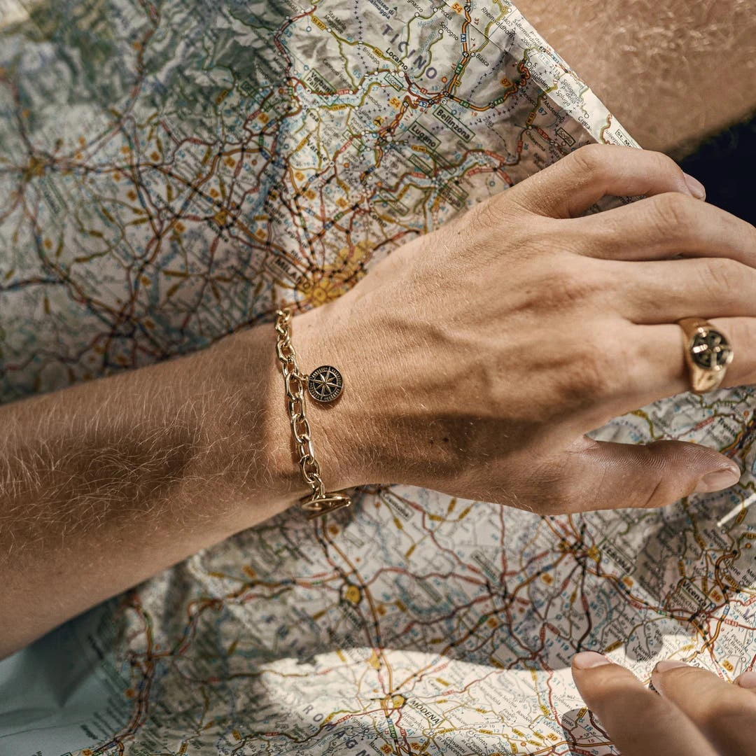 Arkai Atlas | Bracelet En Acier Doré Avec Pendentif L'étoile Polaire 4 Arkai Atlas | Bracelet En Acier Doré Avec Pendentif L'étoile Polaire – Image 2