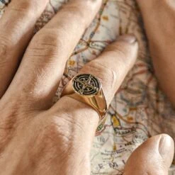 Arkai Atlas | Chevalière L'étoile Polaire En Acier Doré 13 Arkai Atlas | Chevalière L'étoile Polaire En Acier Doré -Bijouterie Soldes Boutique rel atlas drop35 gold ring tobias stelzner 1x1 4 25850bm