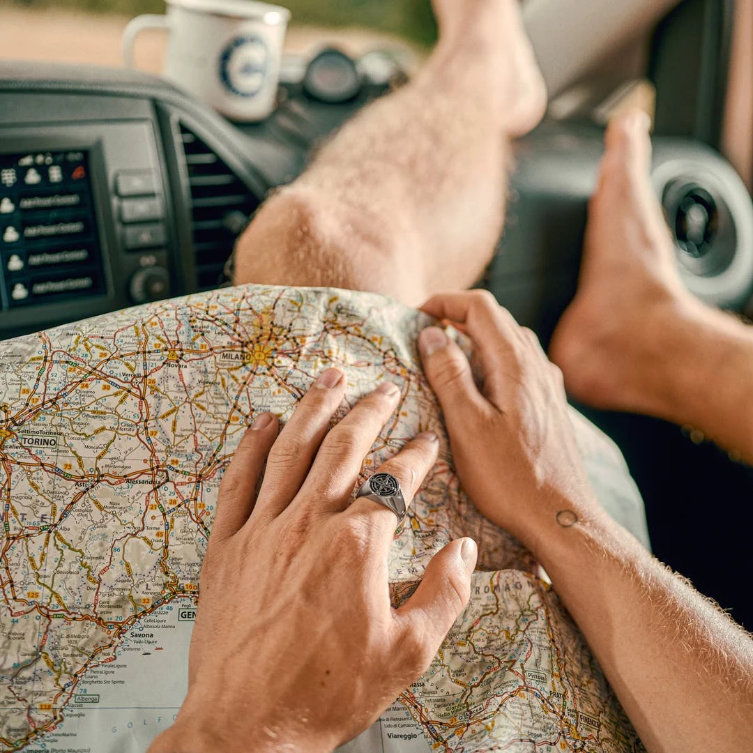 Arkai Atlas | Chevalière La Boussole En Acier Argenté 4 Arkai Atlas | Chevalière La Boussole En Acier Argenté – Image 2