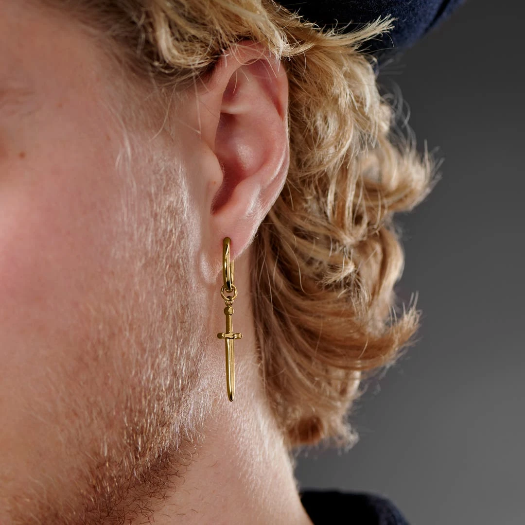 Lucleon Boucle D'oreille En Acier Doré Avec Pendentif épée 4 Lucleon Boucle D'oreille En Acier Doré Avec Pendentif épée – Image 2