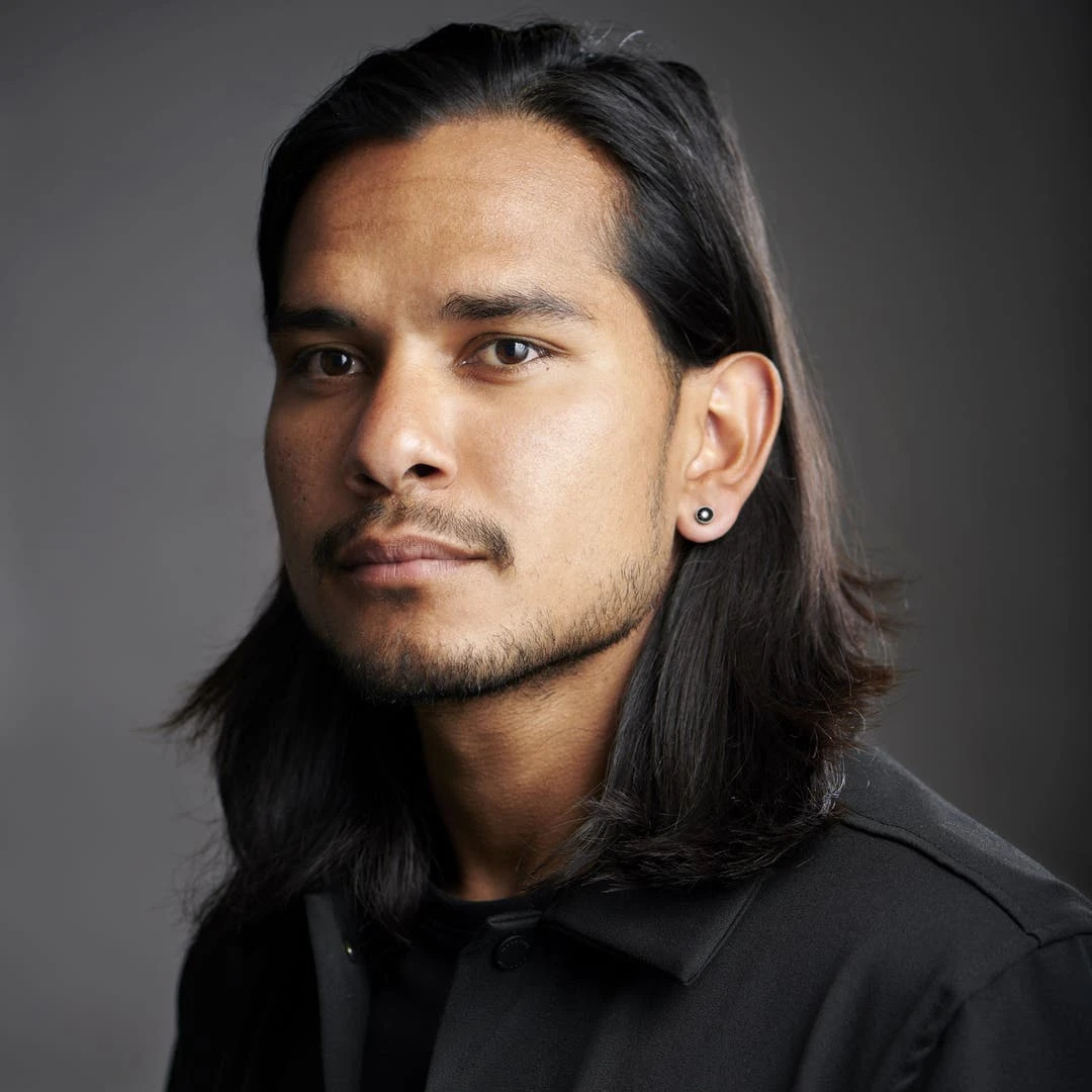 Fort Tempus Boucle D'oreille Magnétique à Large Cristal Translucide Et Petits Cristaux Noirs - 6 Mm 7 Fort Tempus Boucle D'oreille Magnétique à Large Cristal Translucide Et Petits Cristaux Noirs - 6 Mm – Image 5