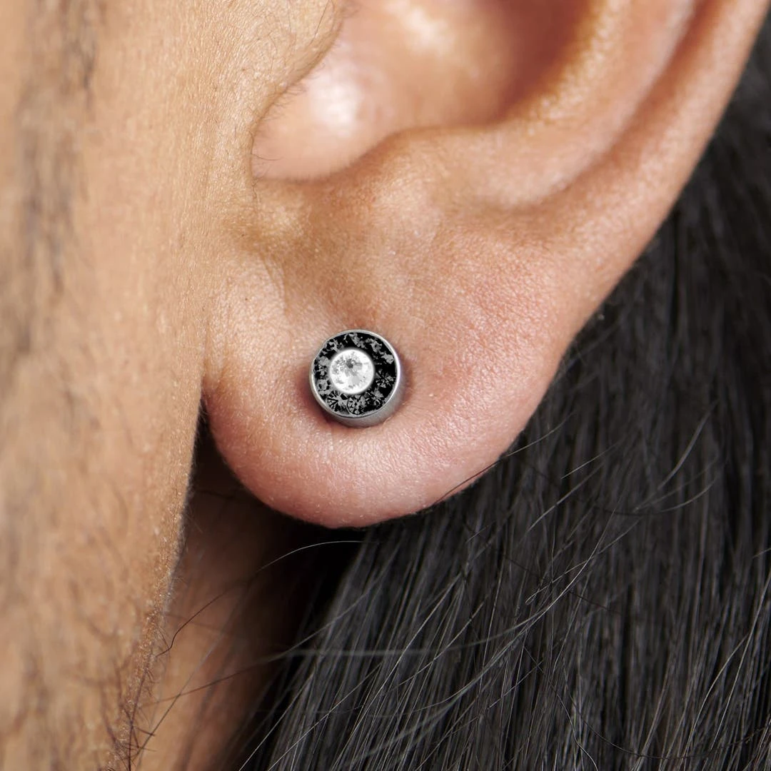 Fort Tempus Boucle D'oreille Magnétique à Large Cristal Translucide Et Petits Cristaux Noirs - 6 Mm 8 Fort Tempus Boucle D'oreille Magnétique à Large Cristal Translucide Et Petits Cristaux Noirs - 6 Mm – Image 6