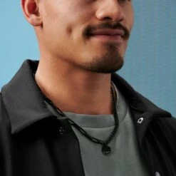 Lucleon Collier Caleb Amager à Double Chaîne Noire, Maille Dorée Et Pendentif Smiley -Bijouterie Soldes Boutique rst acpa collectionpage black 23061 bjarkejohansen 3