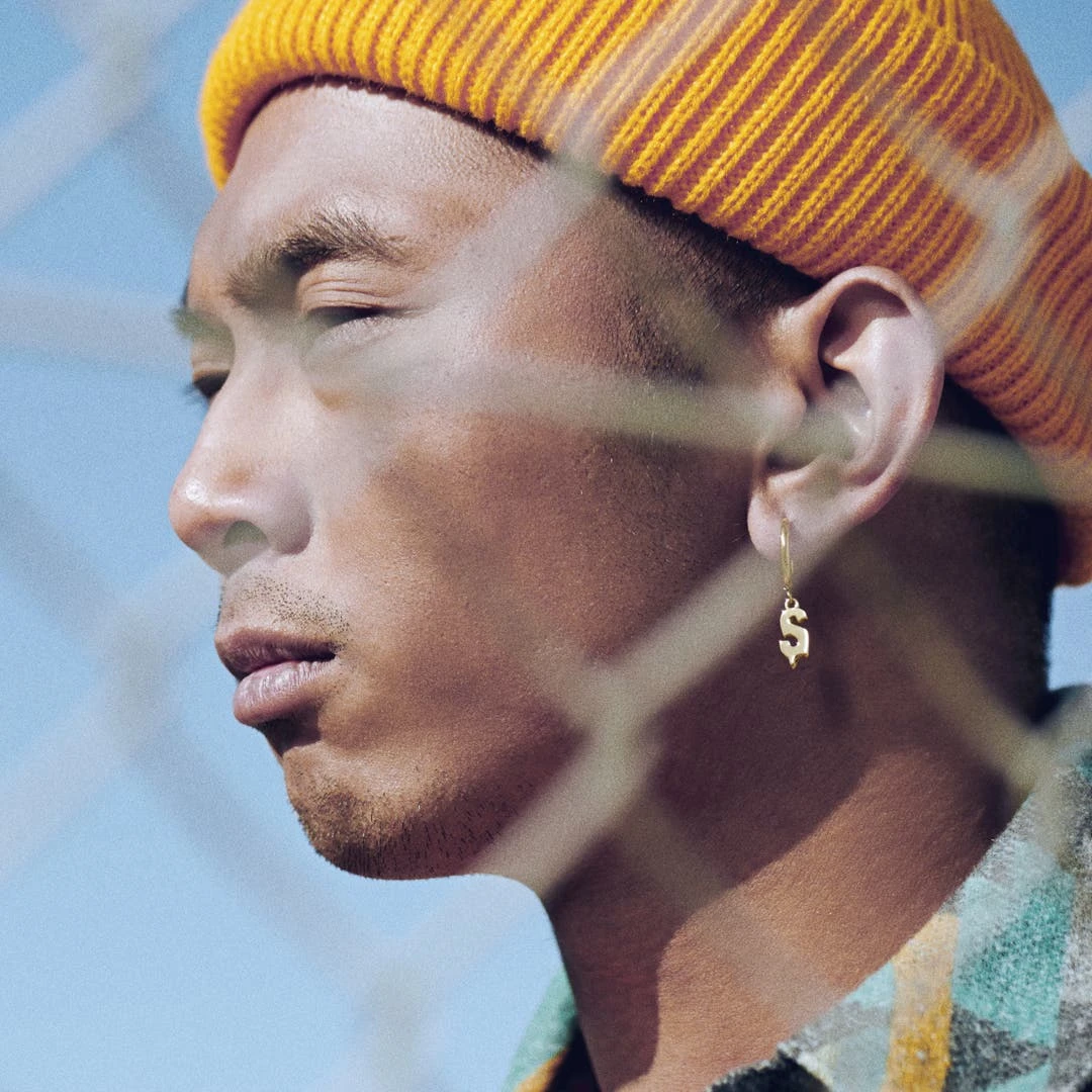 Otsu Fahrenheit | Boucle D'oreille Avec L'initiale S En Acier Doré 4 Otsu Fahrenheit | Boucle D'oreille Avec L'initiale S En Acier Doré – Image 2