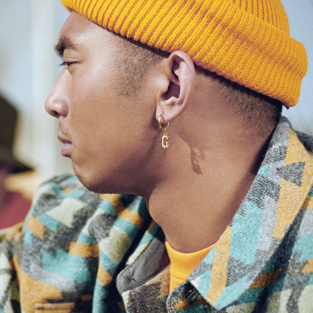 Otsu Fahrenheit | Boucle D'oreille Avec L'initiale G En Acier Doré 4 Otsu Fahrenheit | Boucle D'oreille Avec L'initiale G En Acier Doré – Image 2