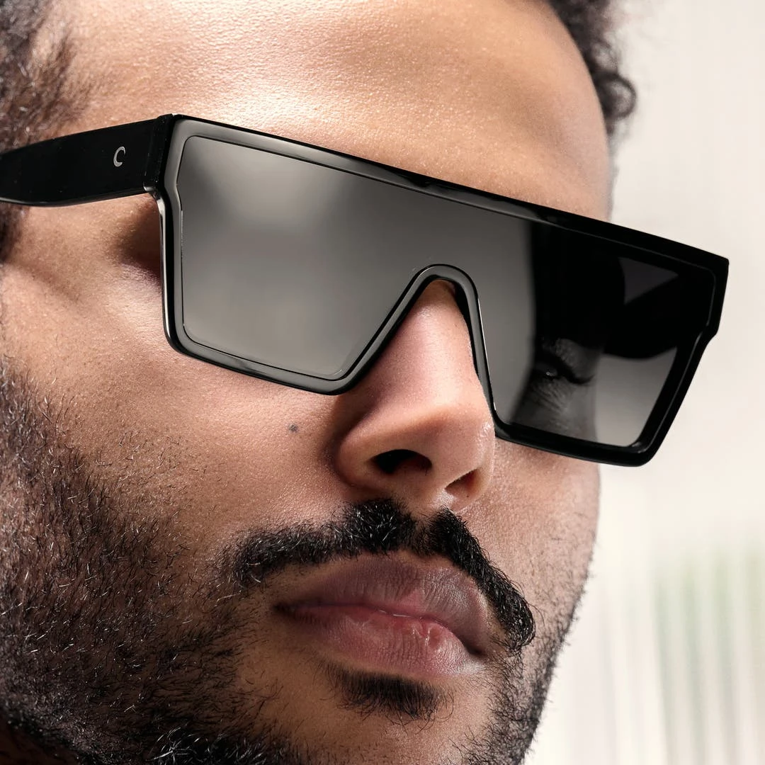 Otsu Occasus | Lunettes De Soleil Carrées Rétro à Verres Noirs Polarisés 4 Otsu Occasus | Lunettes De Soleil Carrées Rétro à Verres Noirs Polarisés – Image 2