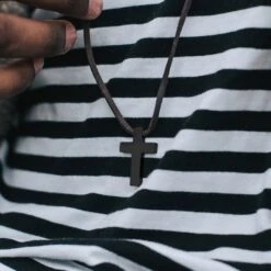 Lucleon Collier "Le Fils" à Croix Chrétienne En Métal Noir Et Cordon De Cuir 10 Lucleon Collier "Le Fils" à Croix Chrétienne En Métal Noir Et Cordon De Cuir -Bijouterie Soldes Boutique the son black cross leather necklace